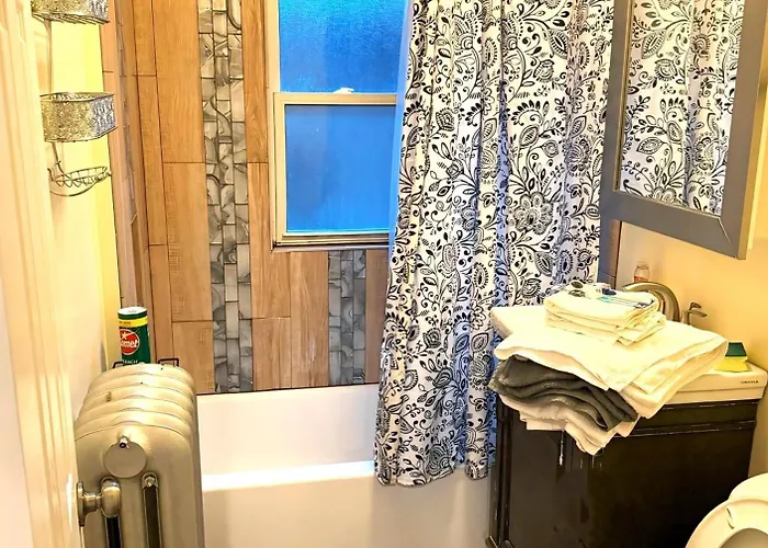 Fully Equipped Cozy 4/5 Br Apartment *